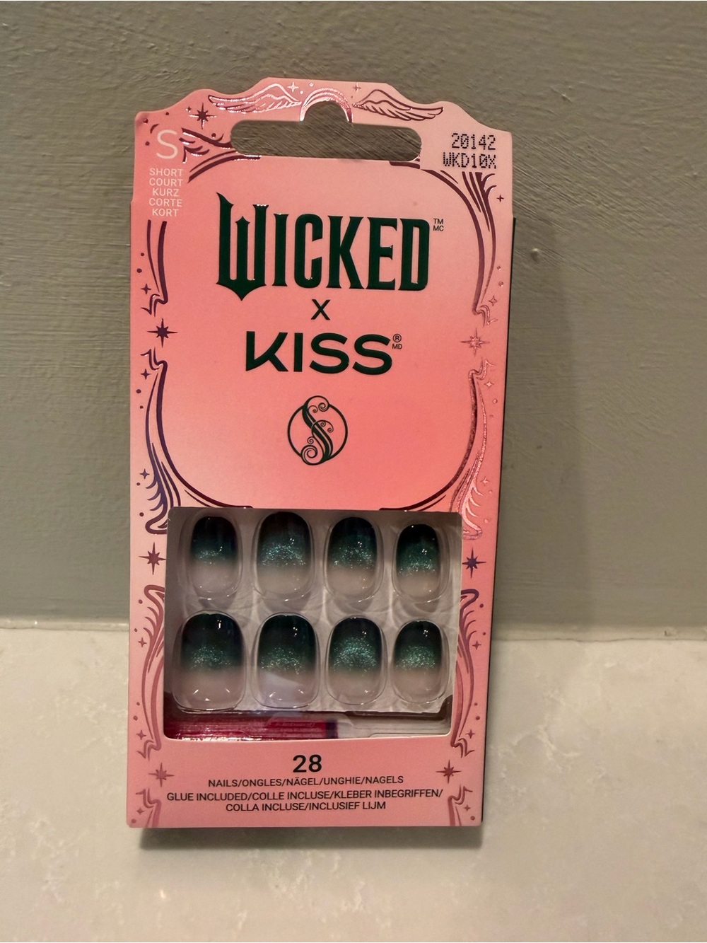 Wicked x Kiss Short Press-On Nails in Green Ombre NWOT